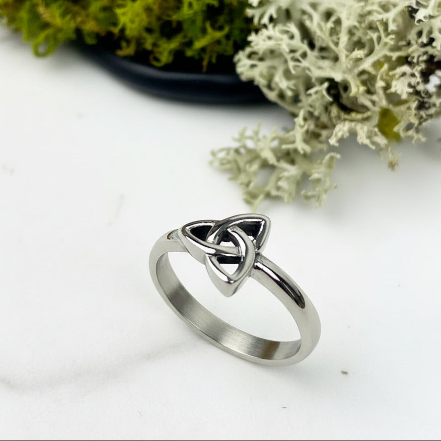 Woman's Celtic Trinity Triknot Ring