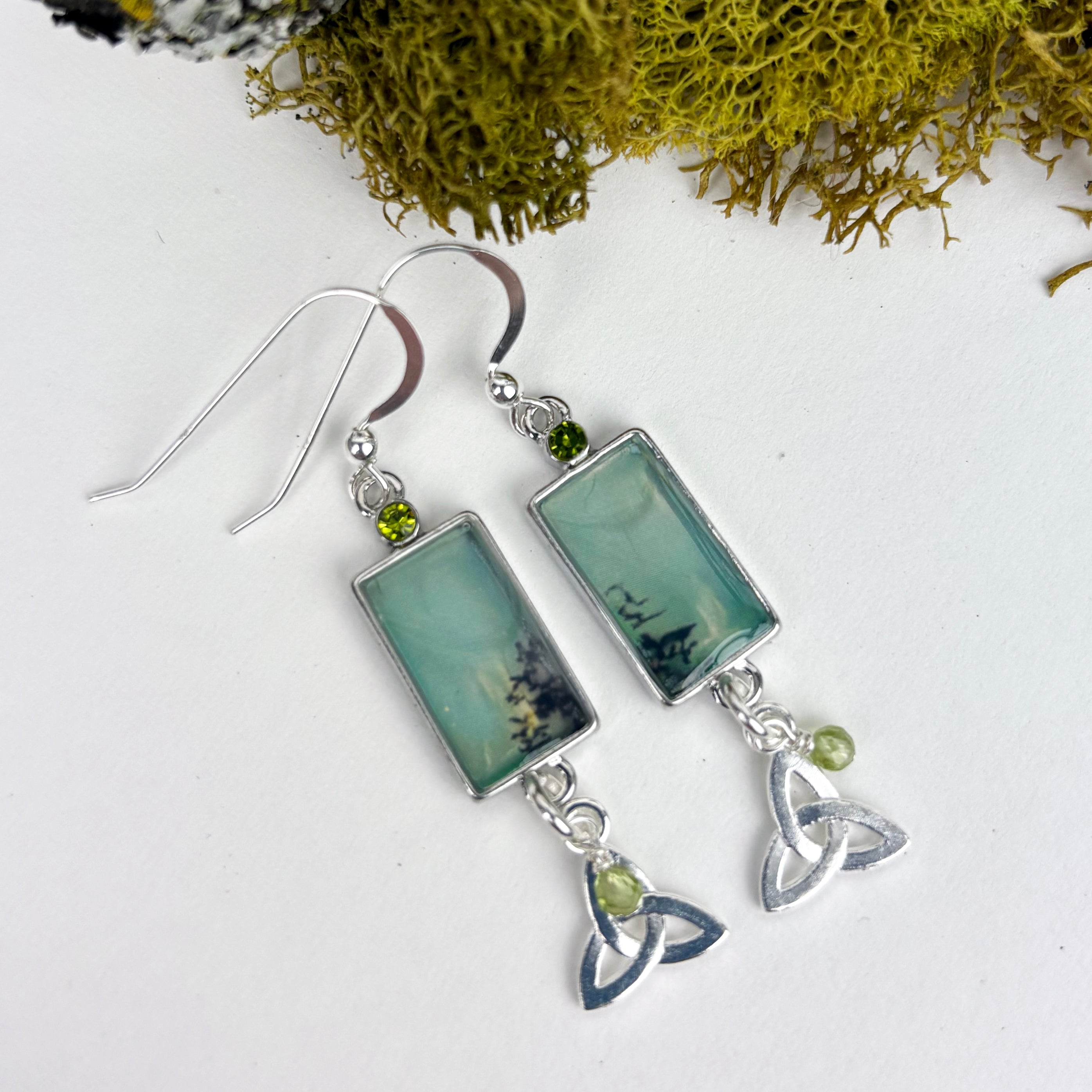 Rectangle cabochon with trinity knot and Peridot