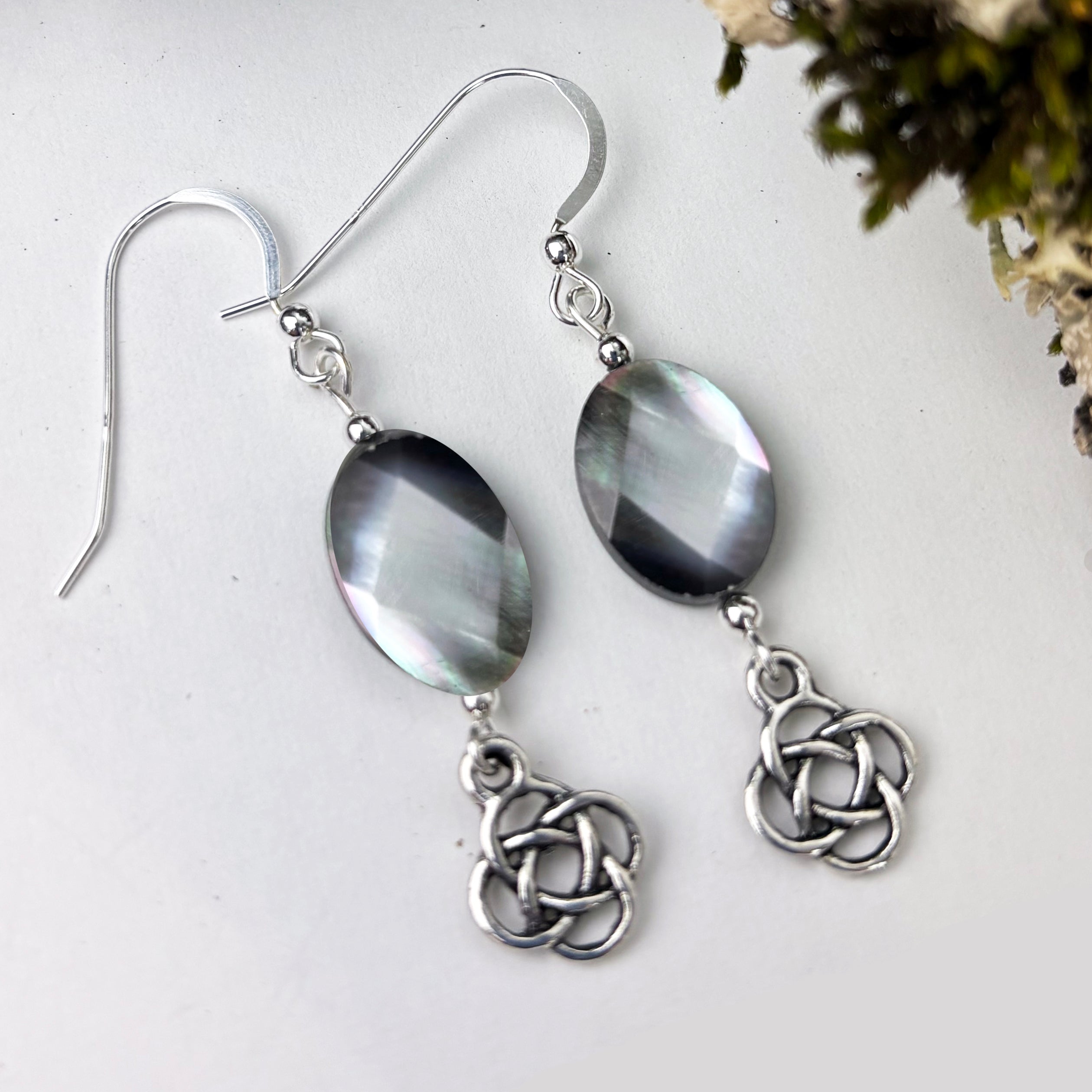 Black Mother-of-Pearl with Round Celtic Knot