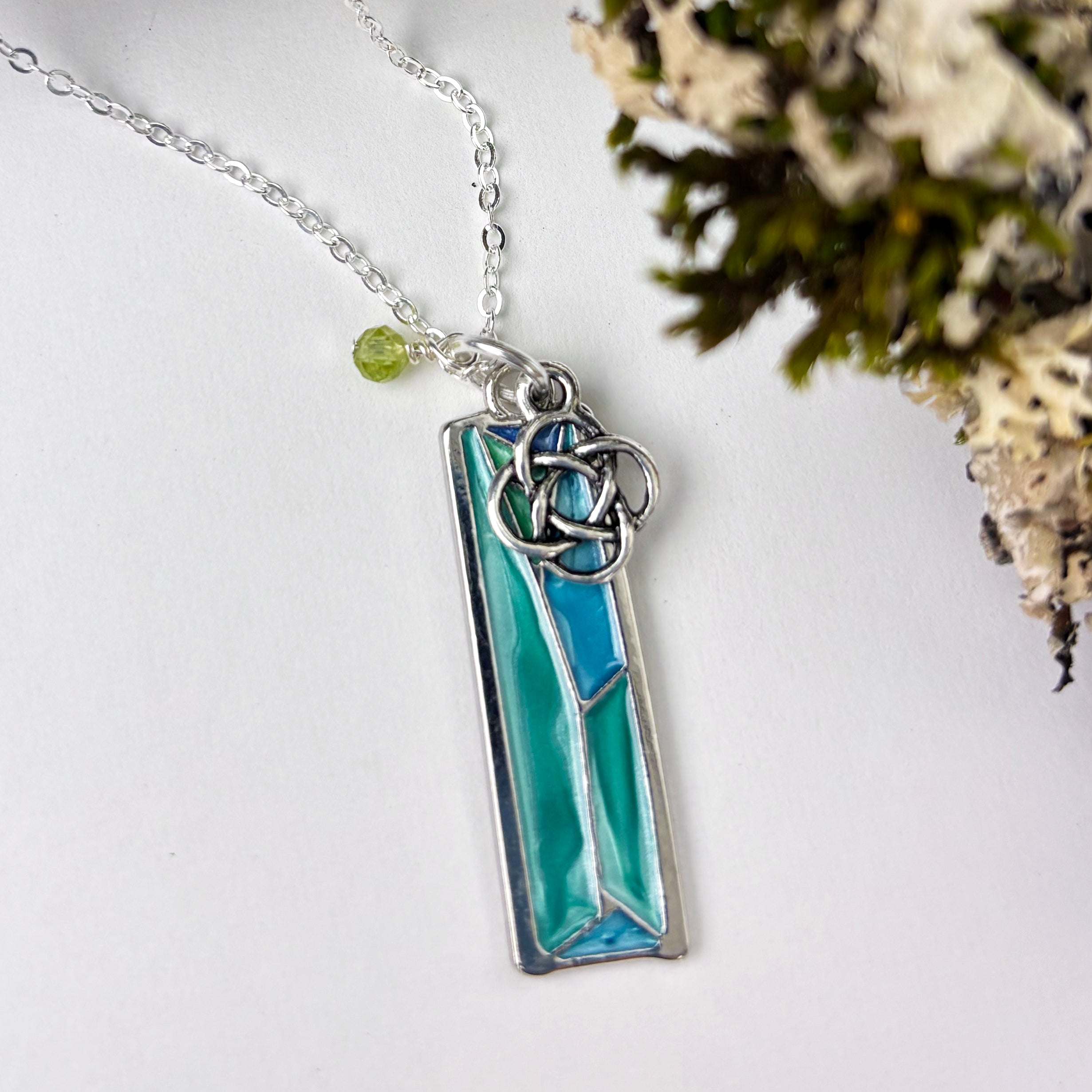 Angled windowpane with Celtic knot and Peridot gemstone