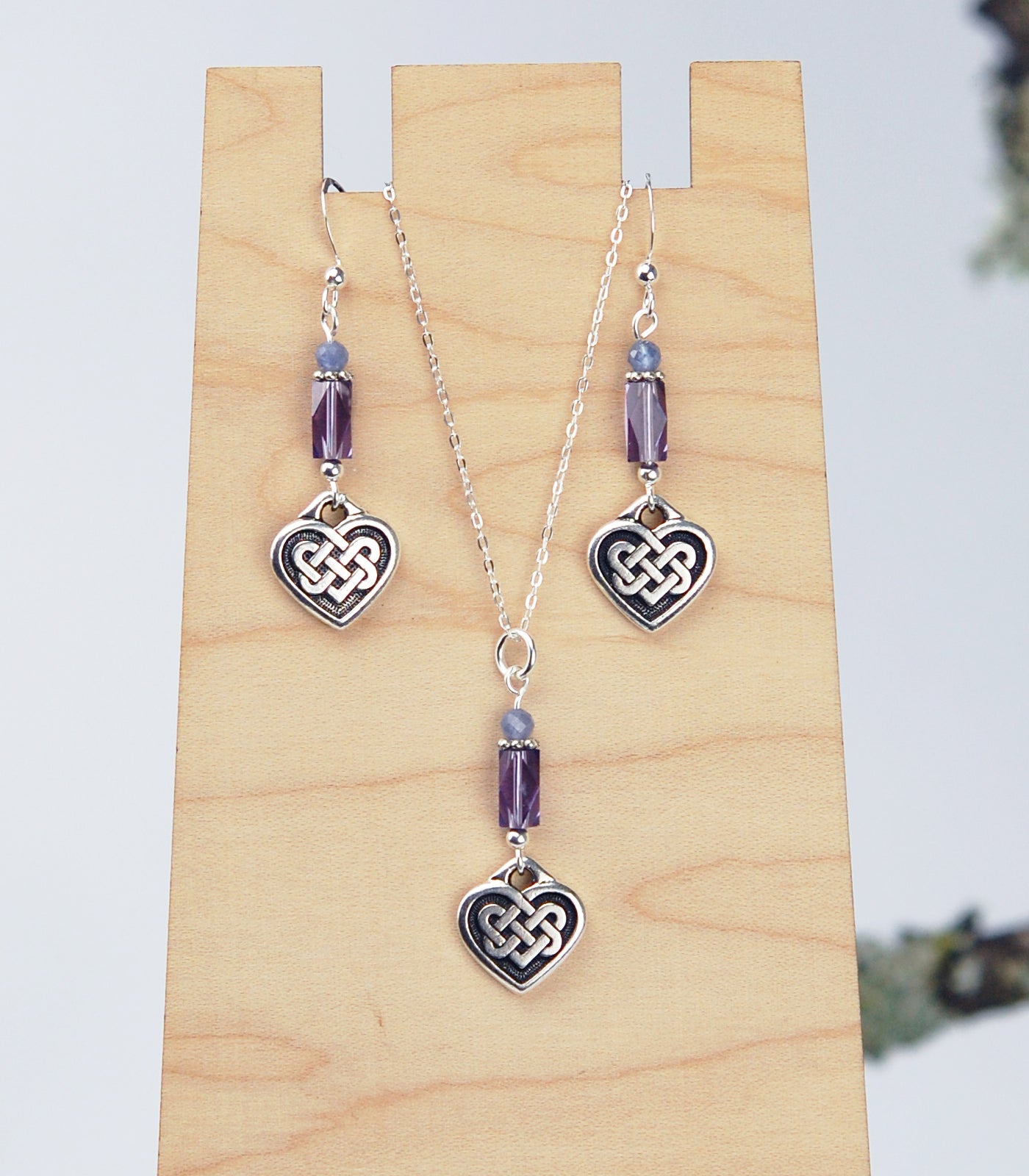 Tanzanite Gemstone with Faceted Chamber and Celtic Heart Knot