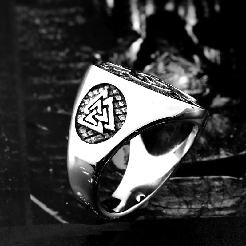 A bold Trinity Knot with Side Valknut Symbols Ring